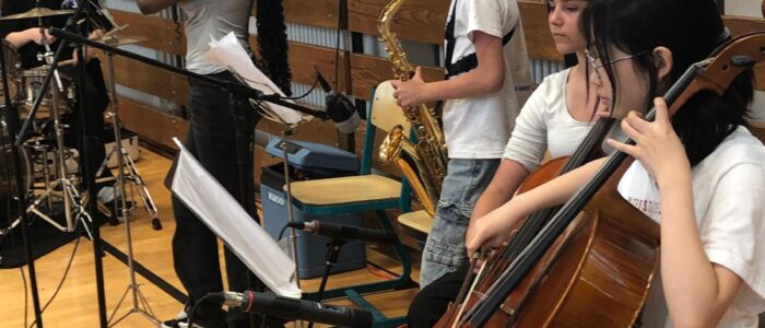 Die Schulband tritt bei der Abschlussfeier der James-Rizzi-Schule auf. 2025