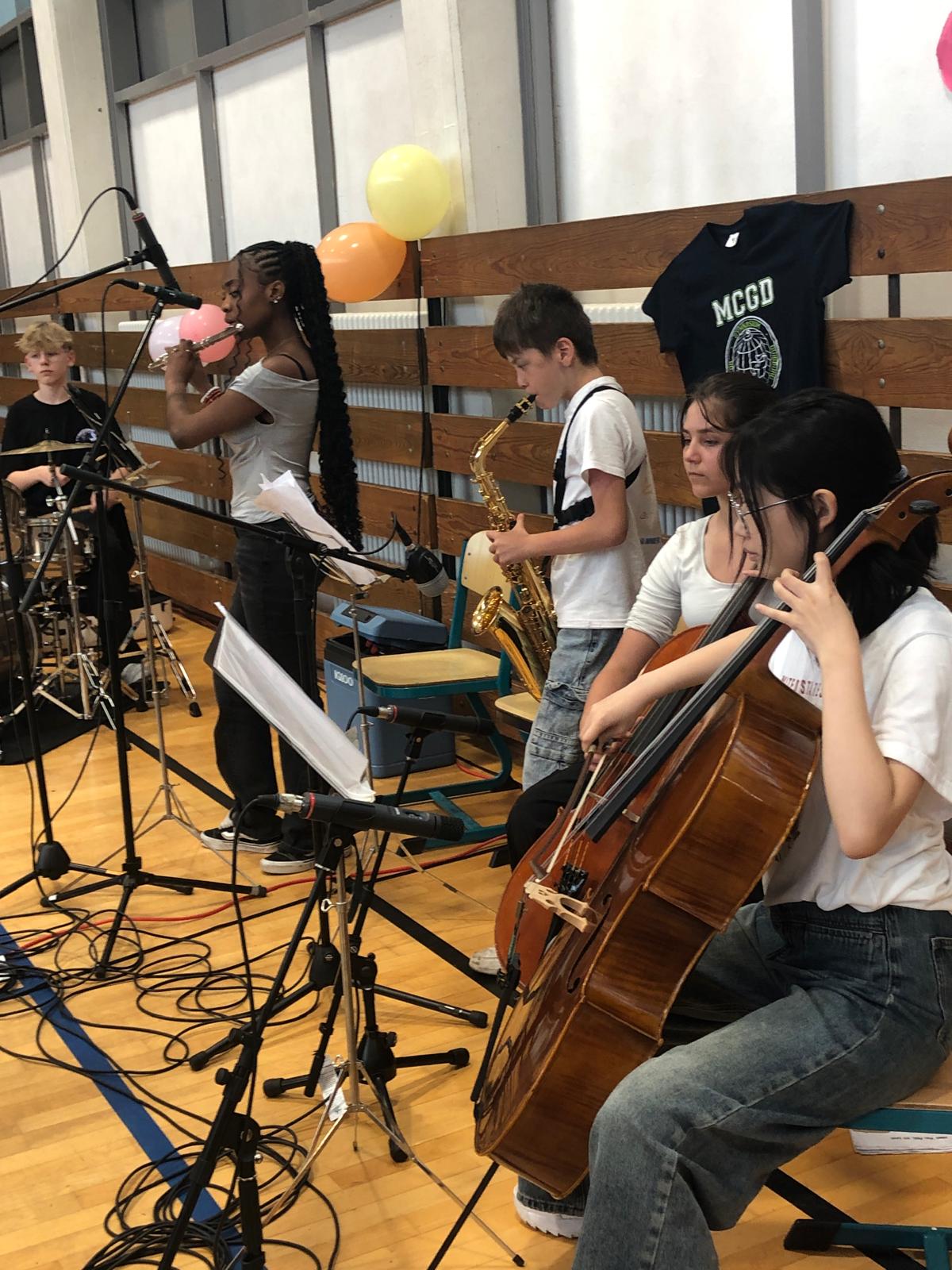 Die Schulband tritt bei der Abschlussfeier der James-Rizzi-Schule auf. 2025