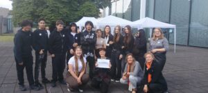 Gruppenbild mit Schülern und Lehrkräften
