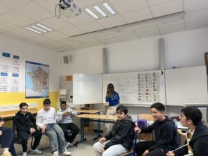 Kurze Pause - Schüler warten auf das nächste Sprachspiel.