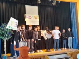 Alle Darsteller*innen auf der Bühne