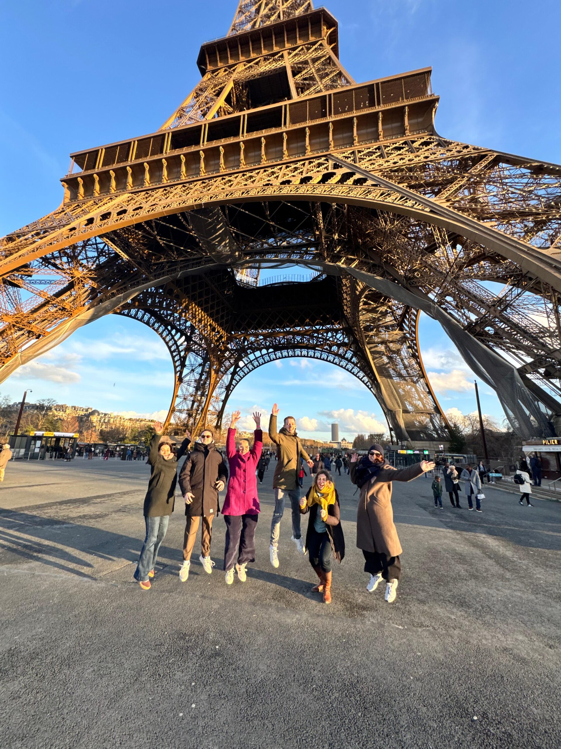 Lehrer vor dem Eiffelturm