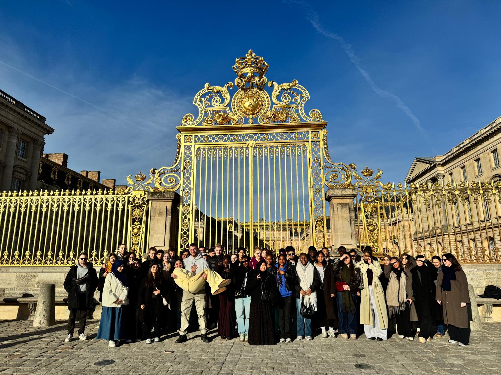Schülergruppe vor dem Schloss von Versailles