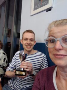 Herr Vedder zeigt den Pokal!