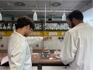 Zwei Schüler bei der Laborarbeit