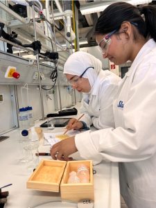 Zwei Schülerinnen bei der Laborarbeit